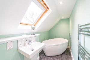 Ένα μπάνιο στο Gardener’s Cottage with Hot Tub +37 φωτογραφίες