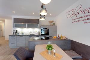 Kuchyňa alebo kuchynka v ubytovaní Ferienwohnung Ostseetraum