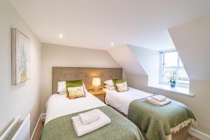 Ένα ή περισσότερα κρεβάτια σε δωμάτιο στο Gardener’s Cottage with Hot Tub