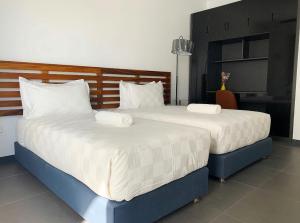 Łóżko lub łóżka w pokoju w obiekcie Lake Side Villa