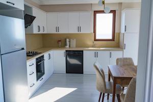 Кухня или мини-кухня в Manzarasıyla Büyüleyen Lüx villa
