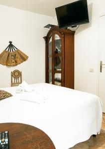 フレジェネにあるB&B Sinbad La Scialuppaのベッドルーム1室(ベッド1台、壁掛けテレビ付)