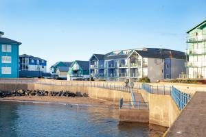 un grupo de casas junto a un cuerpo de agua en Beacon House, en Exmouth