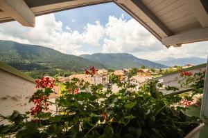 - Balcón con flores y vistas a la ciudad en Attico in centro a Folgaria en Folgaria