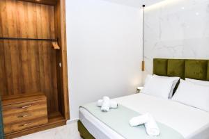 Postel nebo postele na pokoji v ubytování La Perla Apartments