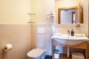 un baño con lavabo e inodoro en Hänsel und Gretel Schlosshof, en Umes 37 fotos más