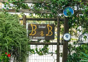 フレジェネにあるB&B Sinbad La Scialuppaの時計と植物の合図