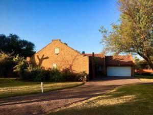 una casa de ladrillo con garaje y entrada en Mphesheleng Guesthouse, en Bela-Bela