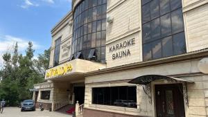 Tòa nhà nơi khách sạn tọa lạc