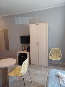 Un televizor și/sau centru de divertisment la Horyzont Apartamenty- 50m od morza!!!Apartamenty prywatne w Family Dominikana- SELF CHECK IN