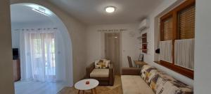 索科礦泉村的住宿－Apartmani Talija 3 i 4 Sokobanja，客厅配有沙发和桌子