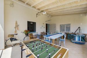 un tavolo da ping pong in una stanza con una palla da ping pong di Podere Le Palme a Castiadas