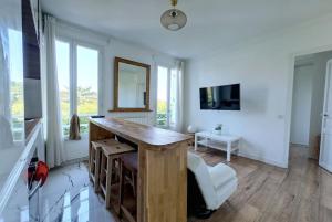 sala de estar con barra de madera y TV en Charmant appartement à 2 pas de Paris, en Saint-Maur-des-Fossés