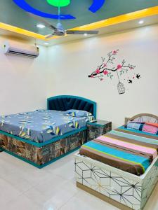 2 Betten nebeneinander in einem Zimmer in der Unterkunft Smart Stays in Gorakhpur