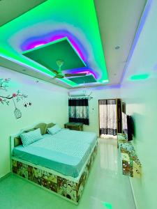 ein Schlafzimmer mit einem Bett und einer grünen Decke in der Unterkunft Smart Stays in Gorakhpur