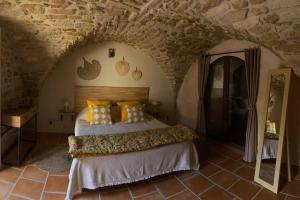 PujautにあるPujaut , Gîte cœur de village « sous le clocher»の石造りのベッドルーム1室(ベッド1台付) +27枚の写真