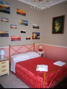 una camera con un letto con una coperta rossa di B&B RESIDENZA DUCALE a Taviano