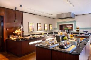 クレーフェルトにあるHotel Krefelder Hofのビュッフェ形式の食事が楽しめるレストラン
