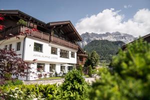 um edifício com um sinal na lateral em Arya Alpine Lodge em Selva di Val Gardena