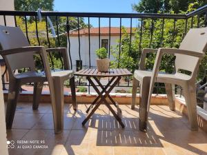 Dos sillas y una mesa en un balcón. en Paradise Bridge, en Xanthi