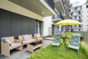 une terrasse avec des chaises et une table avec un parasol dans l'établissement Peter Apartment with terrace, à Budapest