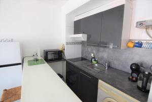 eine kleine Küche mit Spüle und Kühlschrank in der Unterkunft 408-apartamento vistas canal in Empuriabrava