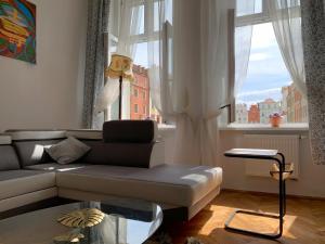 ein Wohnzimmer mit einem Sofa und einem Fenster in der Unterkunft RynekArt Apartment in Świdnica
