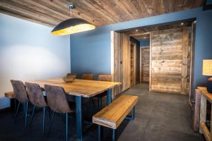 uma sala de jantar com uma mesa de madeira e cadeiras em Appartement Les Myrtilles - pied des pistes - 10 personnes em Les Deux Alpes