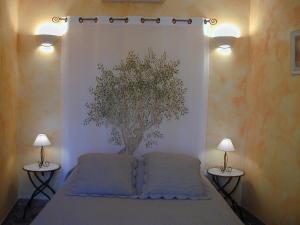 Montaren-et-Saint-MédiersにあるBastide de la Treilleのベッドルーム1室(木の壁にベッド1台付)
