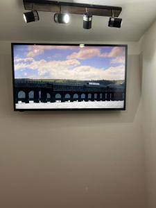 TV de pantalla plana colgada en la pared en Flat 3 Rylands Street en Warrington