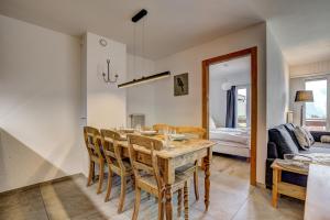 een eetkamer en een woonkamer met een tafel en stoelen bij Appartement Bellevue 211 in La Tzoumaz