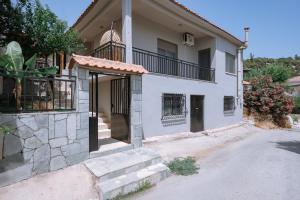 Cette maison blanche dispose d'un portail et d'un balcon. dans l'établissement OAZA Thasos, à Prinos 47 autres photos