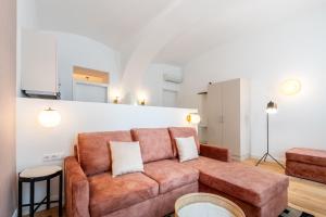 salon z brązową kanapą i stołem w obiekcie easy flat Sankt Elisabeth w Wiedniu