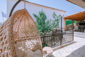 - un hamac sur le balcon d'une maison dans l'établissement OAZA Thasos, à Prinos