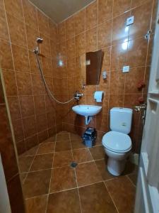 łazienka z toaletą i umywalką w obiekcie Piano Hotel w mieście Tbilisi City