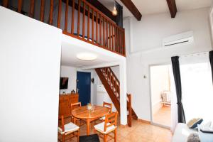 App. terrasse vue partielle mer的休息区