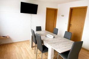 een eetkamer met een houten tafel en stoelen bij Nice Apartment in Zwickau in Zwickau