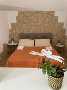 - une chambre avec un lit et 2 serviettes dans l'établissement U Curtigliu apartment, à Realmonte