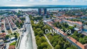 eine Luftansicht einer Stadt mit den Worten dans in der Unterkunft Danes23 - Self Check-in, Free Parking, Park and River View, Oldtown in Klaipėda