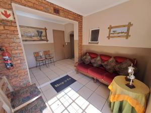 Sleep 'n Go Guesthouse的休息区