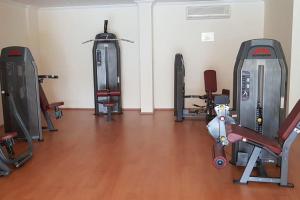 een fitnessruimte met diverse loopbanden en fitnessapparaten bij Ferienwohnung in Side Türkei in Side