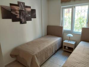 1 dormitorio con 2 camas y ventana en Ferienwohnung in Side Türkei en Side
