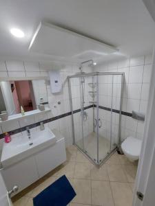 y baño con ducha, lavabo y aseo. en Ferienwohnung in Side Türkei en Side