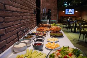 um bufê de comida em uma mesa de restaurante em EPIGRAPH Design Hotel em Tbilisi