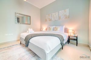 Postel nebo postele na pokoji v ubytování Exquisite 1BR at Shemara Tower Dubai Marina by Deluxe Holiday Homes
