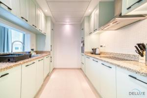 Kuchyň nebo kuchyňský kout v ubytování Exquisite 1BR at Shemara Tower Dubai Marina by Deluxe Holiday Homes