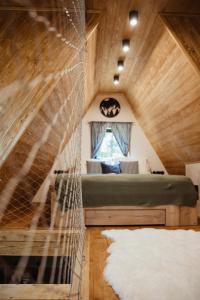 ein Schlafzimmer mit einer Hängematte in einem Baumhaus in der Unterkunft Chata Elske 