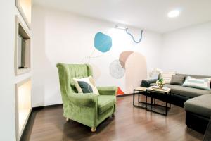 ブダペストにあるBudapest Downtown Museum Apartmentsのリビングルーム(緑の椅子、ソファ付)