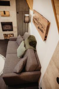 eine Couch in einem Wohnzimmer neben einer Lampe in der Unterkunft Chata Elske 