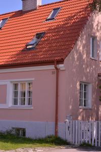 Biały dom z pomarańczowym dachem w obiekcie Sirbi House w Tallinnie